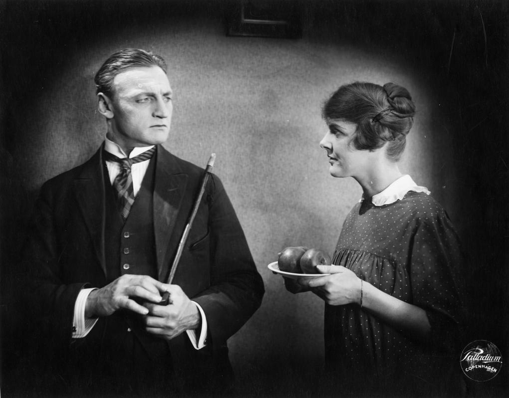 Still fra 'Du skal ære din hustru'